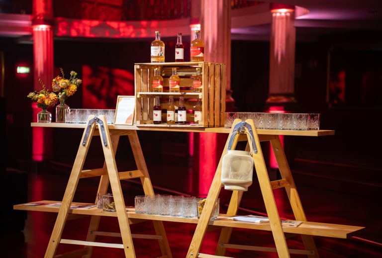 Cocktail artisanal Nighthawks servi par Nomad Traiteur lors d'un événement Châteauform
